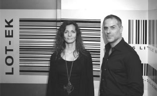 LOT-EK 設計團隊的創(chuàng)辦者艾達?托拉和李格納諾,集裝箱建筑,集裝箱房屋,集裝箱住宅,集裝箱活動房,住人集裝箱