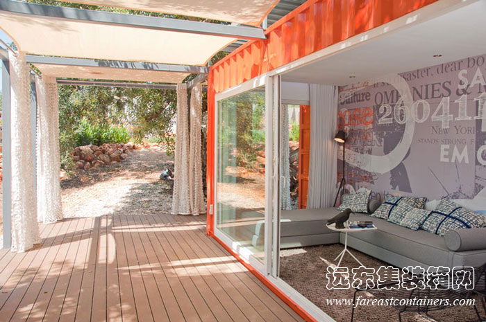 集裝箱別墅的客廳及門前寬敞的陽(yáng)臺(tái)