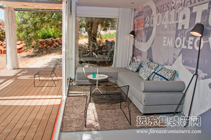 集裝箱別墅的客廳及門前寬敞的陽臺(tái)