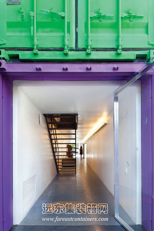集裝箱建筑:“十日談”集裝箱家具店的過(guò)道
