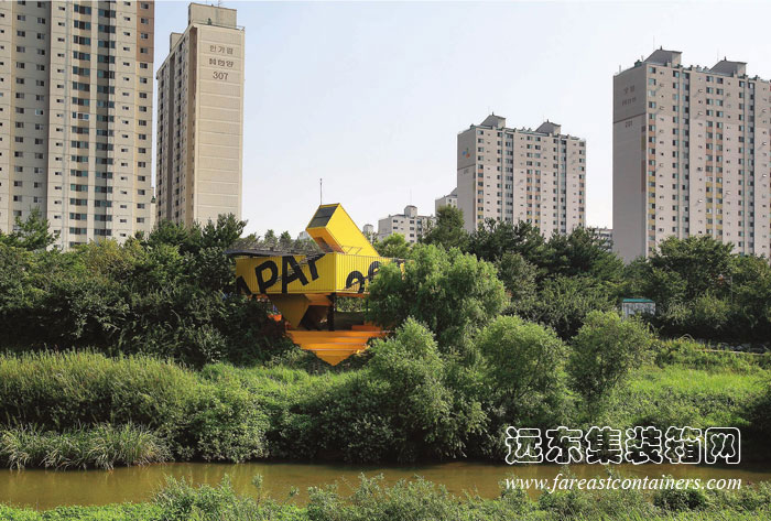 開(kāi)敞集裝箱學(xué)校所處的周邊環(huán)境