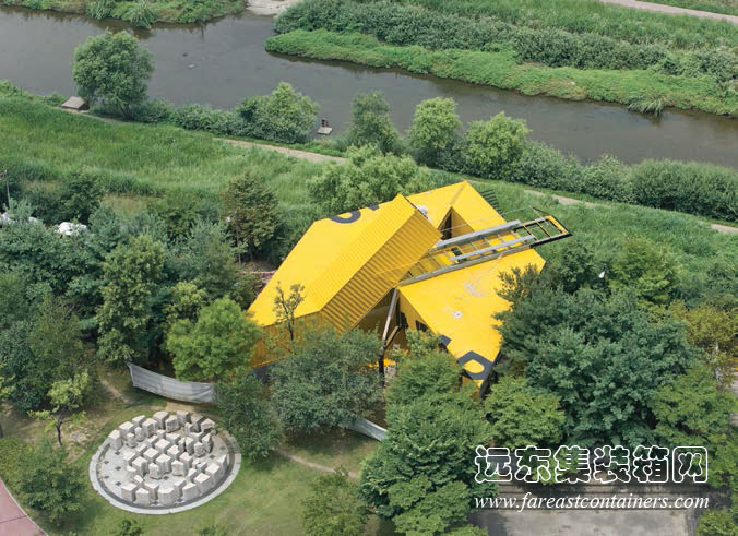 從空中俯視開(kāi)敞集裝箱學(xué)校