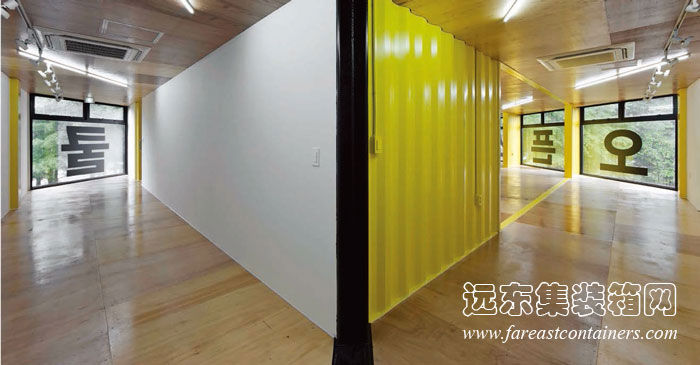 開(kāi)敞集裝箱學(xué)校的內(nèi)部空間
