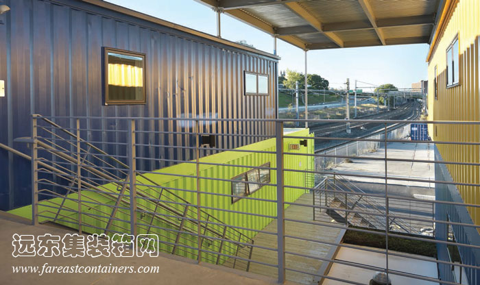 集裝箱建筑:羅德島集裝箱辦公樓中間的大天棚和樓梯