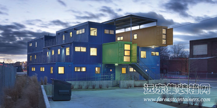 夜色中的集裝箱建筑:羅德島集裝箱辦公樓側(cè)面