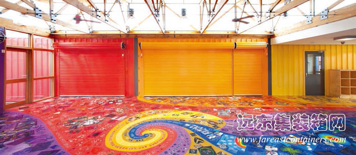 Venny 集裝箱兒童中心放下卷簾門后的多功能活動空間
