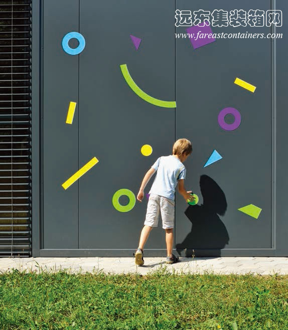 孩子們在集裝箱建筑: Ajda 2 集裝箱幼兒園的磁性立面上創(chuàng)作