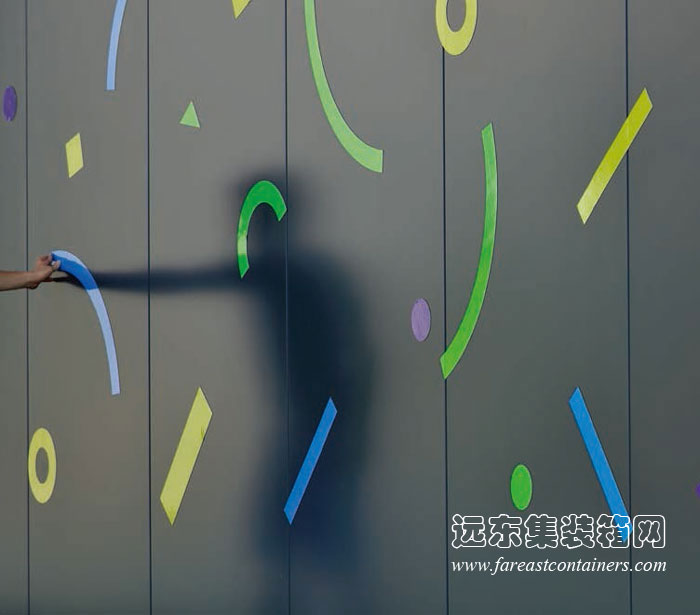 集裝箱建筑: Ajda 2 集裝箱幼兒園的磁性立面