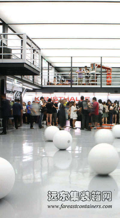 Gwanju 集裝箱藝術(shù)館內(nèi)人們面對(duì)面交流