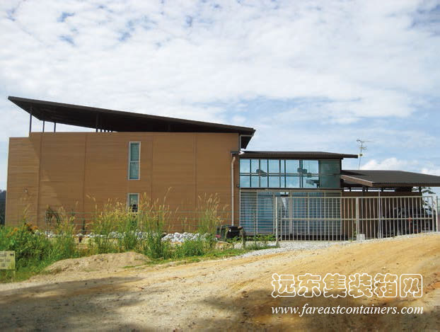 集裝箱住宅: Upcycled 集裝箱度假屋的入口處