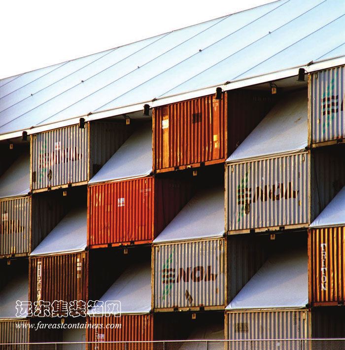 集裝箱建筑: Nomadic 集裝箱博物館的外表跳棋盤圖案