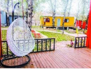 集裝箱旅店坐落在樹(shù)林之間，別有一番山野風(fēng)味