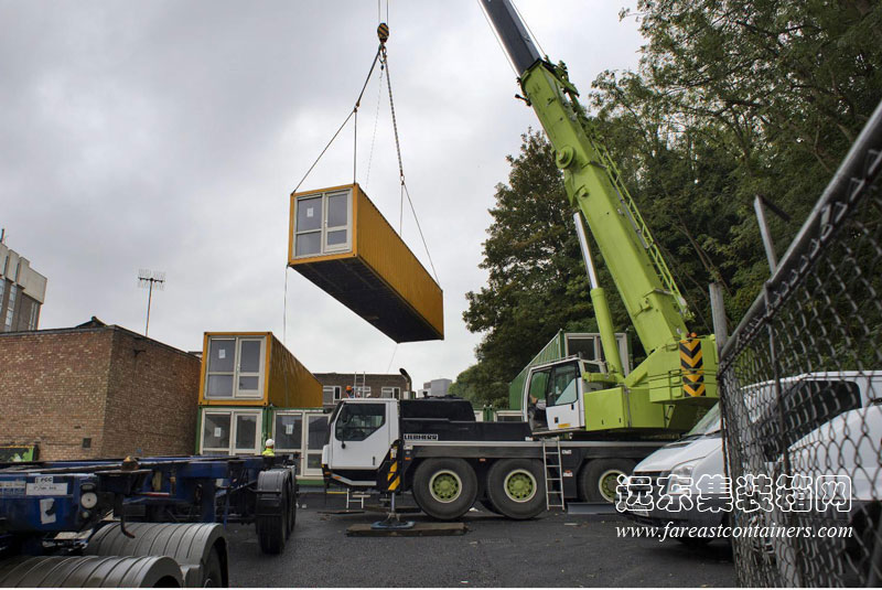 英國(guó)布賴頓集裝箱公寓單元的吊裝