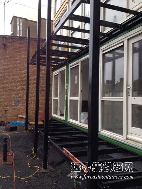 英國(guó)布賴頓集裝箱公寓外部樓梯和過(guò)道的安裝
